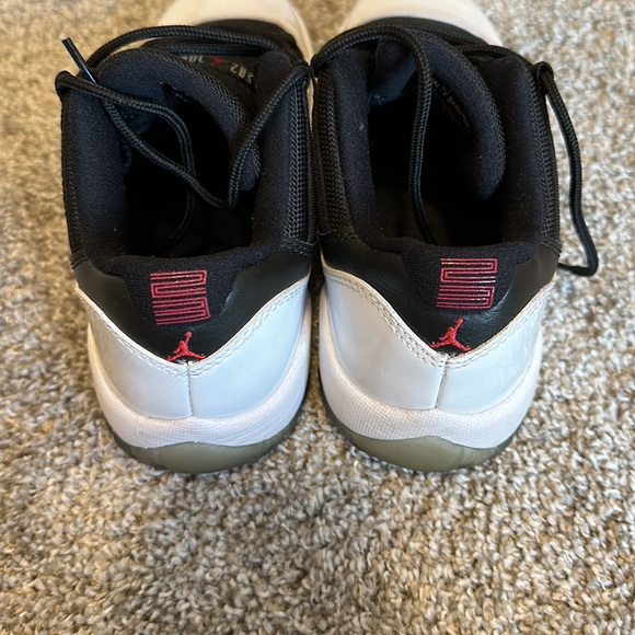 Jordan 11 Low Tuxedo - Picture 5 of 7